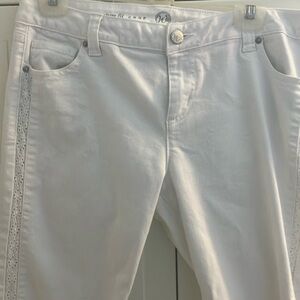 White Ankle Cropped Jeans with Clean Finish